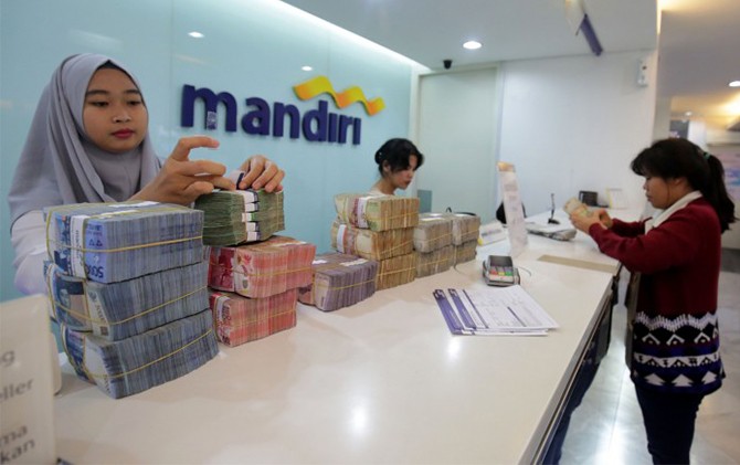 Ilustrasi aktivitas perbankan di Bank Mandiri (jawapos)