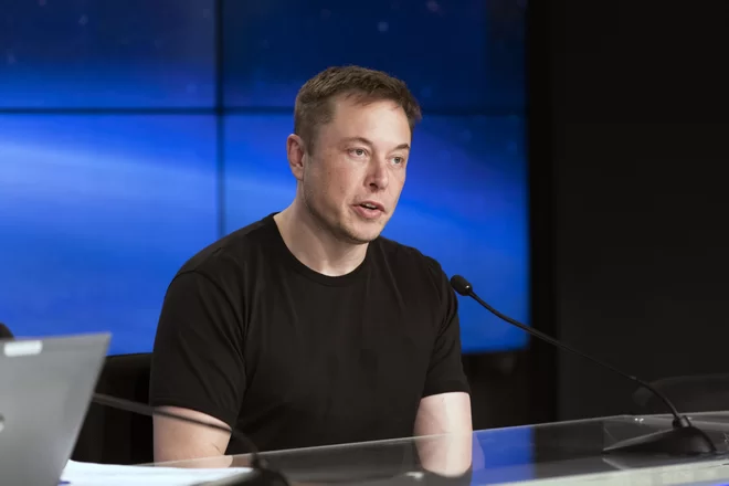 Orang kaya dunia Elon Musk ingatkan para investor uang kripto (foto: space)
