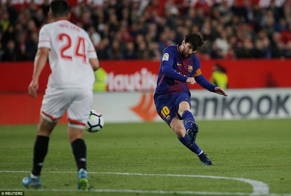 Lionel Messi mencetak golnya, membuat kedudukan imbang 2-2 (foto:Reuters)