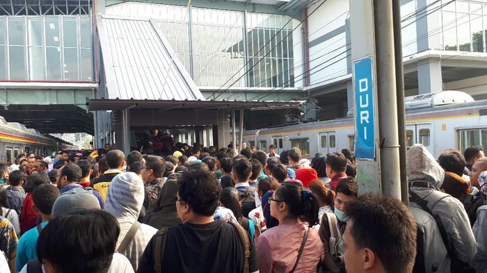 Penumpukan penumpang di Stasiun Duri Kepa (Detik)