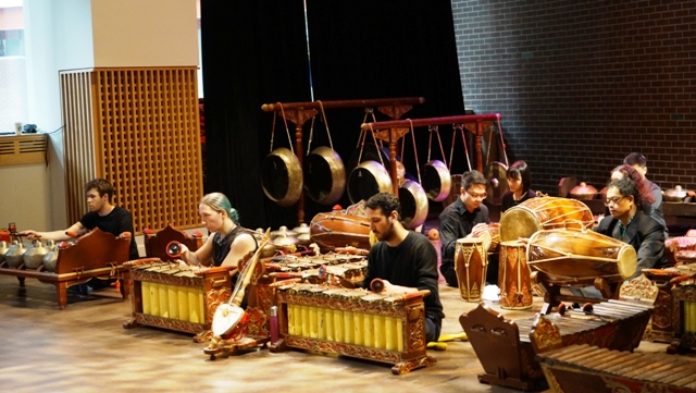 Para mahasiswa Simon Fraser University West Hasting sedang memainkan seni musik Gamelan (kemenlu)