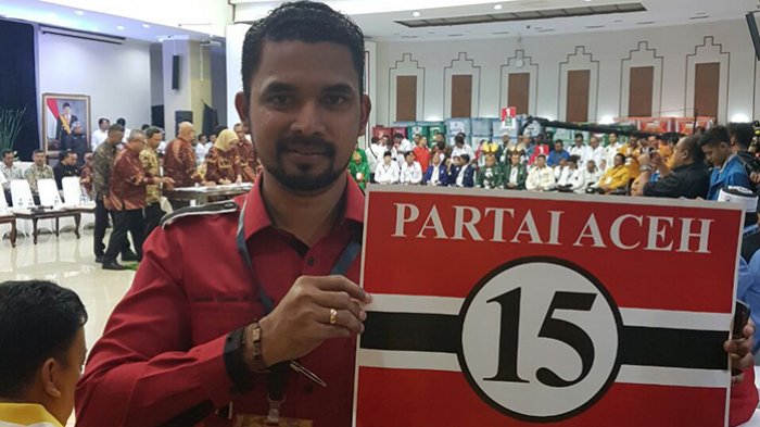 Ketua Fraksi Partai Aceh di DPRA, Iskandar Usman Al-Farlaki memperlihatkan nomor urut Partai Aceh pada Pemilu 2019. Foto: tribun