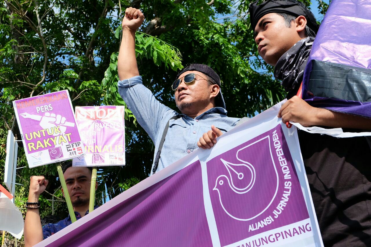 Jurnalis di Pontianak saat menggelar aksi memperingati Hari Kebebasan Pers Internasional (Foto: AJI Pontianak)