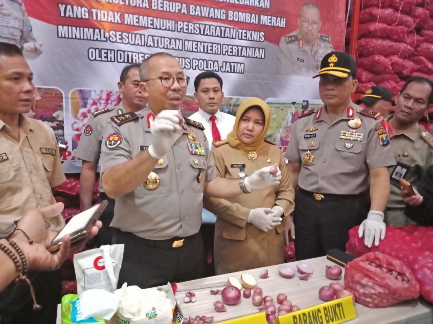 Irjen Pol Drs Setyo Wasisto didampingi Wakapolda Jatim Brigjen Pol Drs Widodo Prihartopo, Kabidhumas Kombes Pol F Barung Mangera, dan AKBP Rama Samtama Putra. Foto: Surabayapost