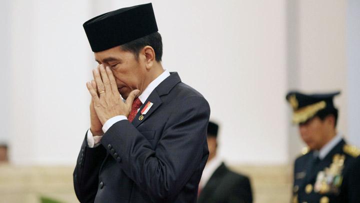 Presiden Joko Widodo saat menganugerahkan gelar pahlawan nasional. (Foto: Tempo)