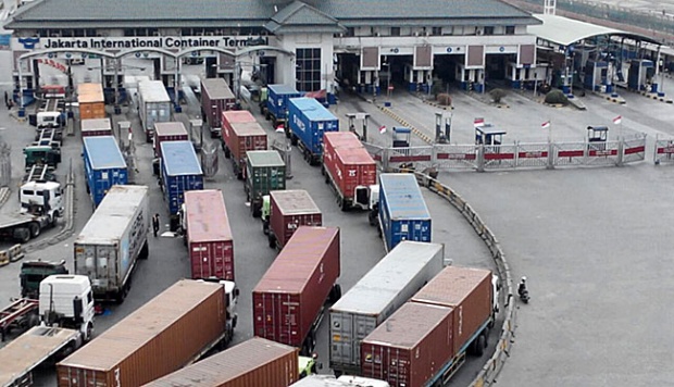 kemacetan yang sering terjadi di wilayah pelabuhan tanjung priok sekarang. (foto: Inaportnews)