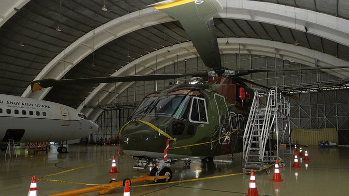 Helikopter Agusta Westland (AW) 101 terparkir dengan dipasangi garis polisi di Hanggar Skadron Teknik 021 Pangkalan Udara Halim Perdanakusuma, Jakarta, Kamis (9/2). KASAU Marsekal TNI Hadi Tjahjanto telah membentuk tim investigasi untuk meneliti proses perencanaan, pengadaan, dan menelisik pengiriman helikopter tersebut. ANTARA FOTO/POOL/Widodo