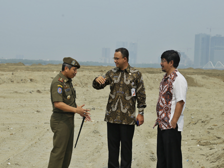 Gubernur Jakarta saat menyegel bangunan di pulau reklamasi (beritajakarta)