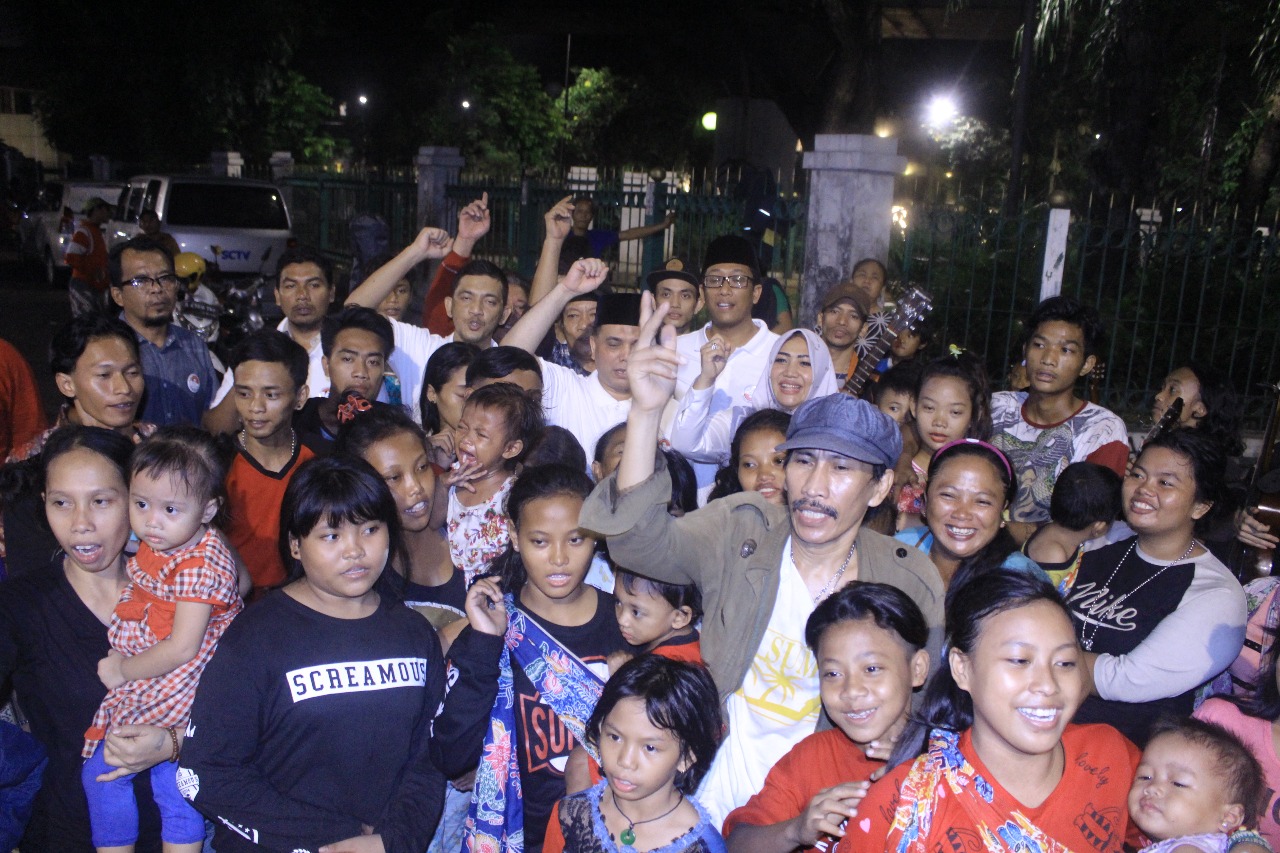 Guyub dan bernyanyi bersama, Relawan Nusantara Jokowi (RNJ), dalam aksi Simpatik di Penghujung Ramadhan, Senin (11/6) dinihari. Foto:  Dodo