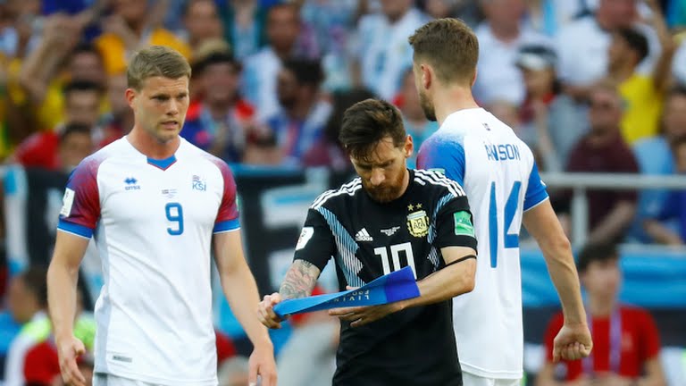 Lionel Messi tampak kecewa usai timnya ditahan imbang Islandia (foto: Reuters)