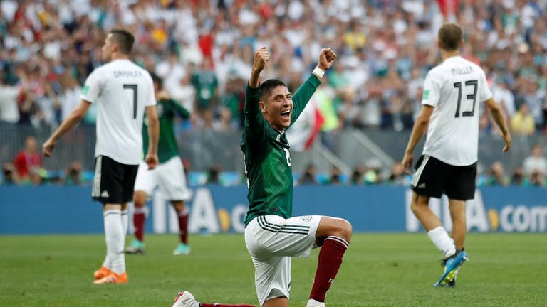 Pemain Meksiko Edson Alvarez merayakan kemenangan timnya (foto: Reuters)