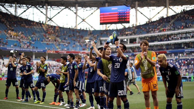 Timnas Jepang merayakan keberhasilan mereka melaju ke 16 besar, meski menuai hasil buruk pada laga terakhir melawan Polandia (foto: Reuters)