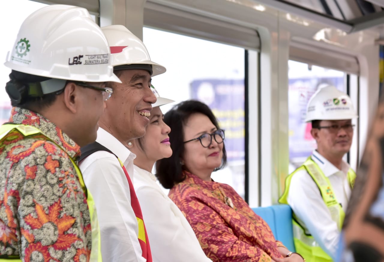Presiden Jokowi dan Ibu Iriana Uji Coba LRT Palembang. Foto: Biro Pers
