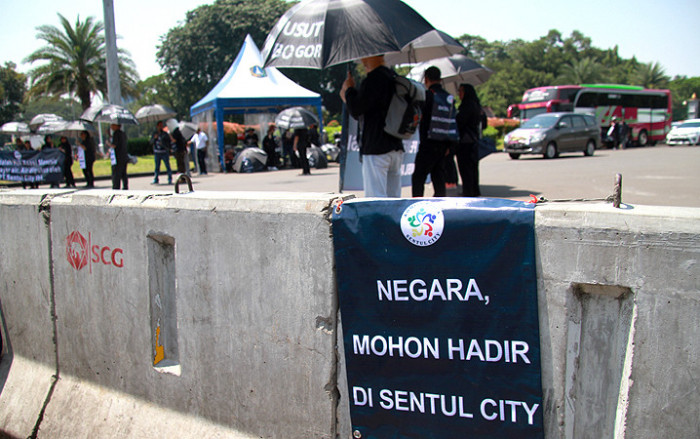 Puluhan warga Sentul City berunjuk rasa di depan Istana Merdeka, Jakarta Pusat, Senin (30/4/2018) (law-justice.co/ Robinsar Nainggolan)