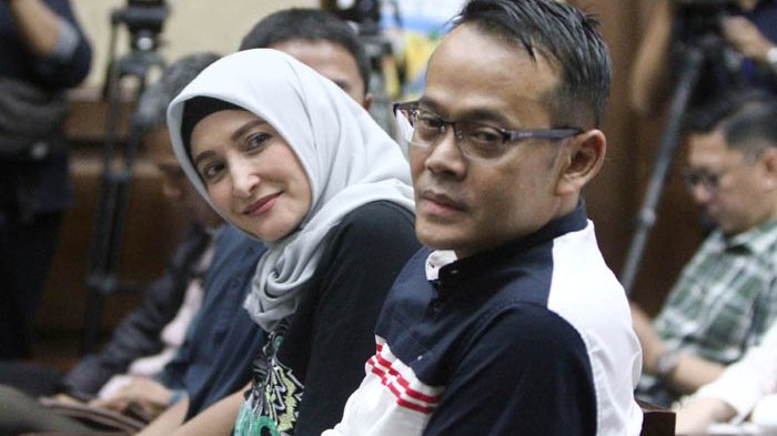 Direktur PT Melati Technofo Indonesia (MTI) Fahmi Darmawansyah bersama istrinya, Inneke Koesherawati, saat menjalani persidangan lanjutan dengan agenda pembacaan vonis di Pengadilan Tipikor, Jakarta, Rabu (24/5/2017). Majelis hakim Tipikor menjatuhkan vonis dua tahun delapan bukan pidana penjara kepada Fahmi Darmawansyah, dan denda Rp 150 juta subsider tiga bulan kurungan, karena terbukti melakukan suap terkait proyek pengadaan satelit pemantau di Badan Keamanan Laut (Bakamla).