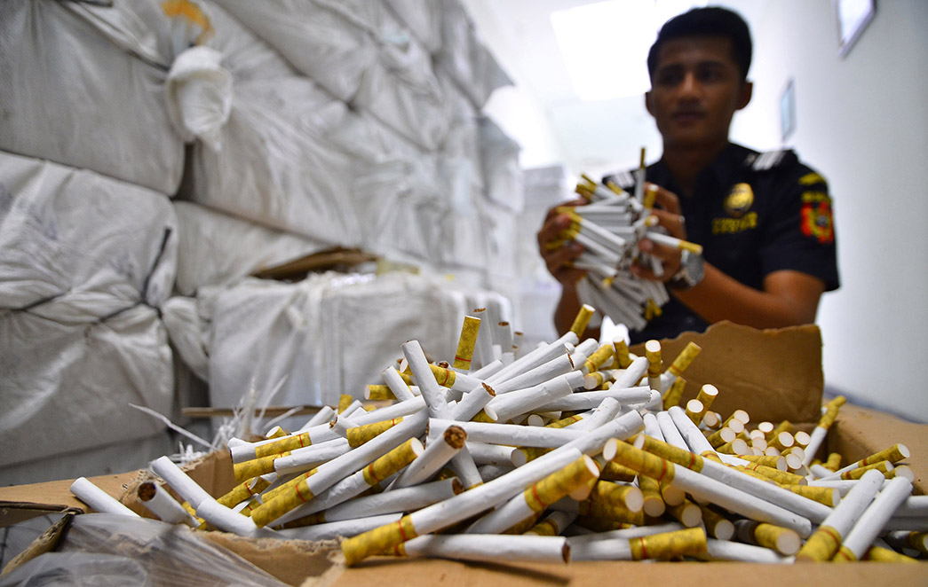 Petugas Bea Cukai menunjukkan barang bukti rokok ilegal (foto: Antara)