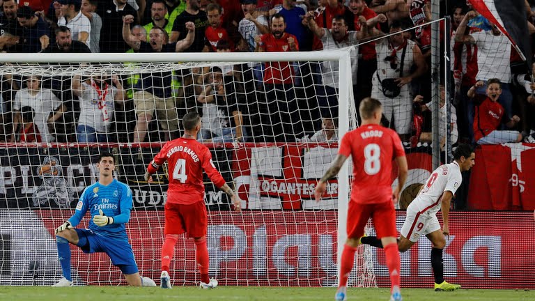 Penjaga gawang anyar Real Madrid, Thibaut Courtois, tidak mampu mengamankan gawangnya dari kebobolan tiga gol dari Sevilla (Foto: Reuters)