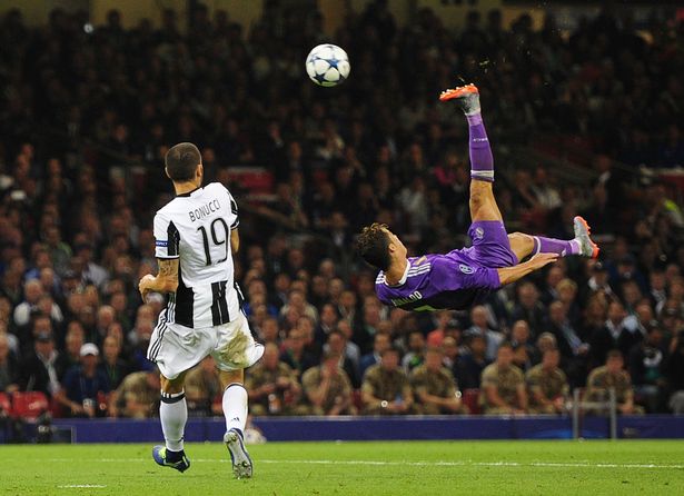 Tendangan Salto  Ronaldo yang berbuah gol ke gawang Juventus dalam ajang Liga Champion musim lalu (getty)