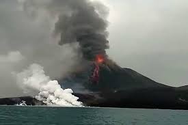 Gunung Anak Krakatau dan sejumlah gunung api lainnya berpotensi timbulkan gelombang tsunami( foto: lampung77.com)