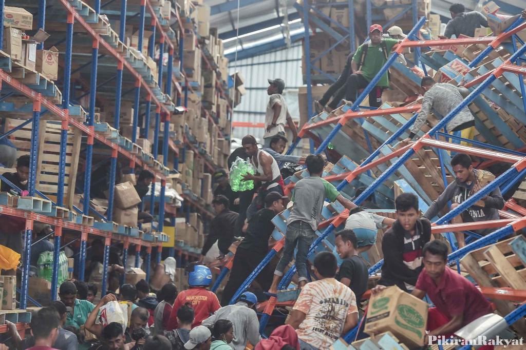 Korban Gempa Palu berebut makanan (Foto: PR)