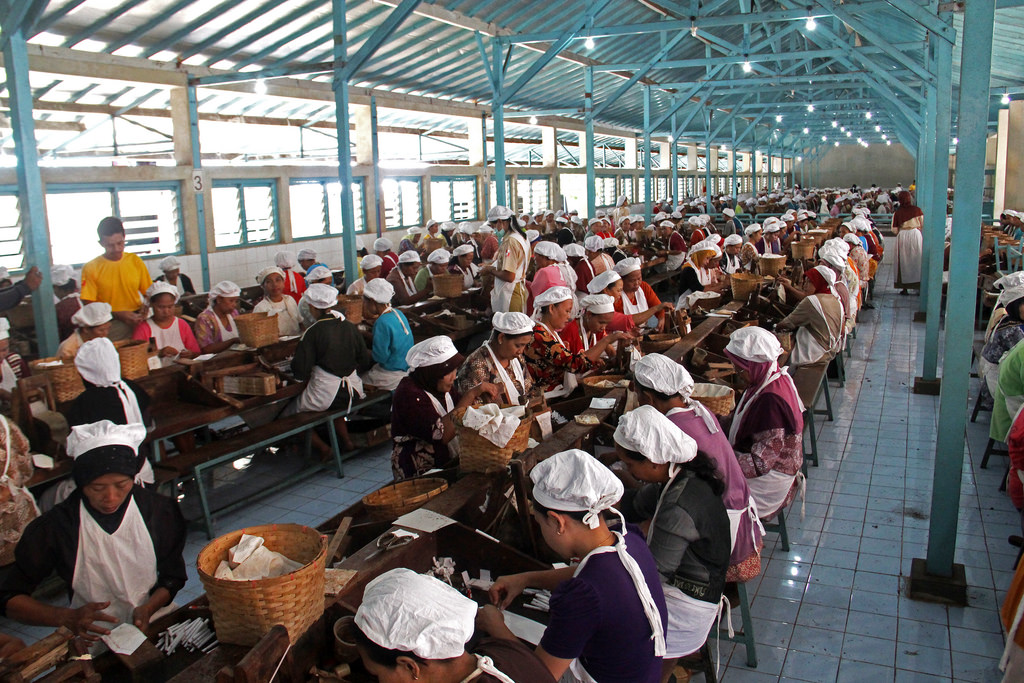 Buruh rokok di Indonesia (Foto: Flickr)