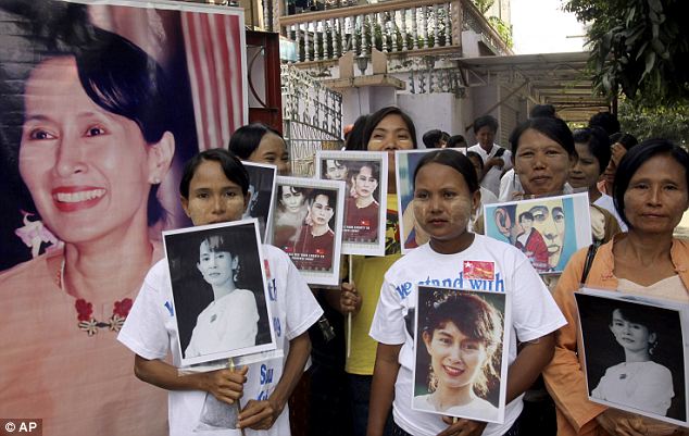 Para pendukung Aung San Suu Kyi (Foto: Quo Vadis)