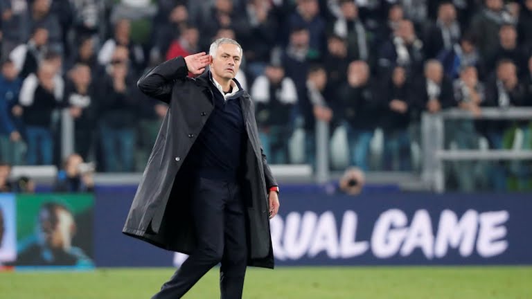 Jose Mourinho melakukan selebrasi porvokatif kepada para suprter Juventus (Foto: Rueters)