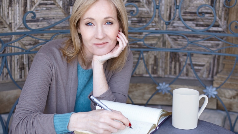 Penulis asal Inggris JK Rowling yang terkenal di seluruh dunia karena serial novel Harry Potter (denofgeek)