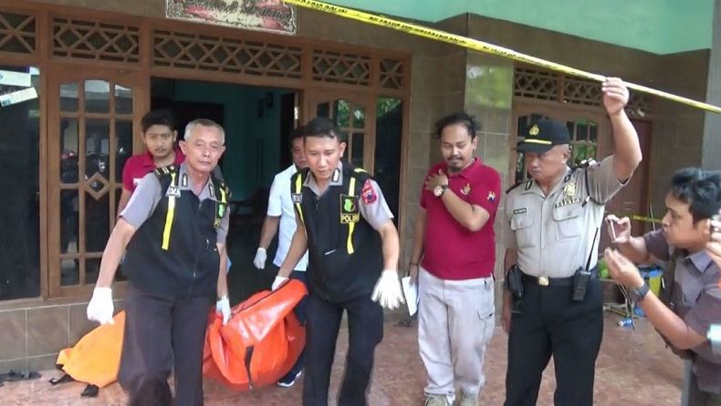 Polisi mengevakuasi jenazah Toyibah, ibu asal Pekalongan yang dibunuh anak kandungnya. (Foto: Inews.id)