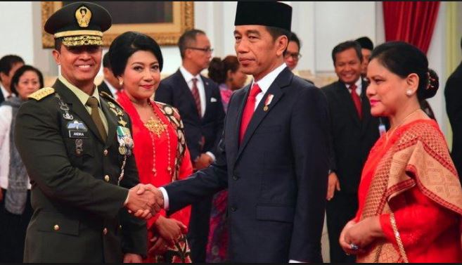 Presiden Jokowi seusai melantik KSAD, Andika Perkasa (Foto: Tribun)