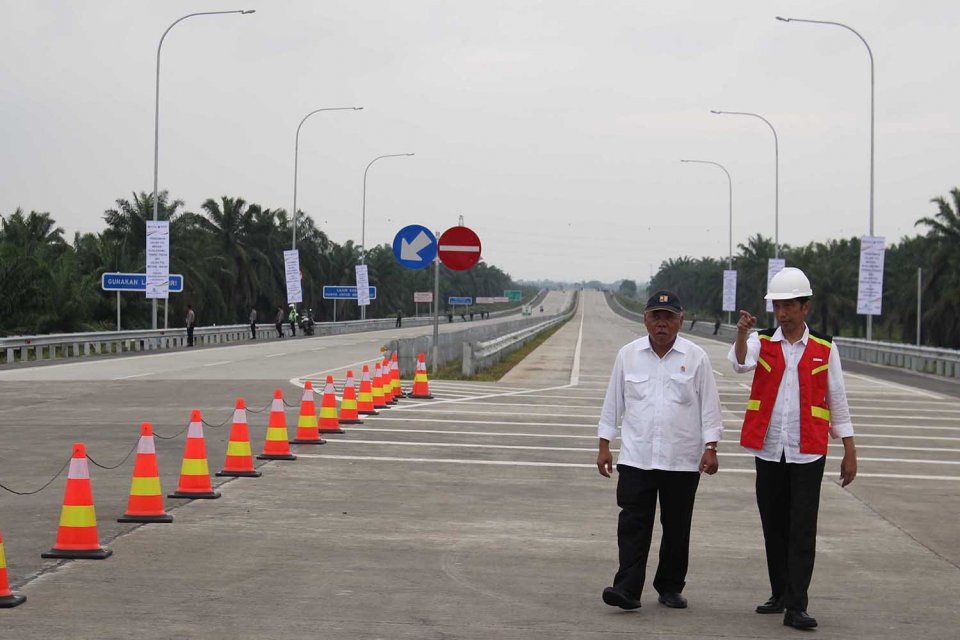 Jokowi resmikan jalan tol Ciawi-Sukabumi (Foto: Katadata)