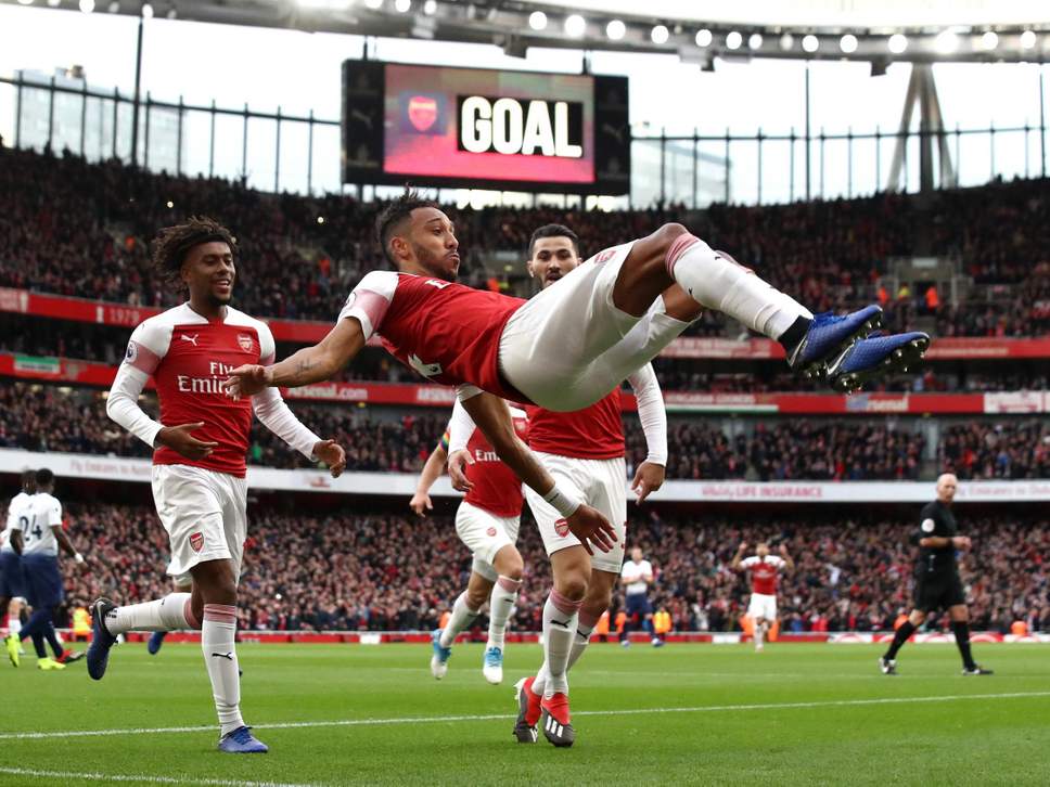 Seleberasi penyerang Arsenal  Pierre-Emerick Aubameyang  saat  mencetak gol ke gawang Tottenham akhir pekan lalu (getty)