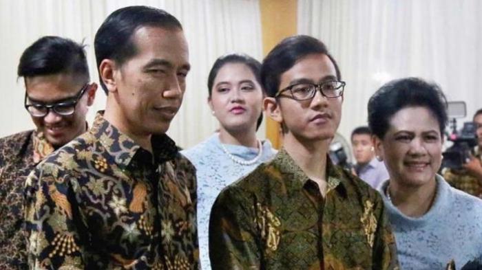 Gibran Rakabuming Raka dan ayahnya Jokowi Foto: Tweb.club