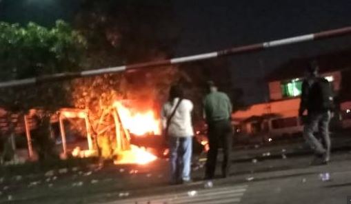 Polsek Ciracas Jakarta Timur dibakar massa (Foto: Repelita)