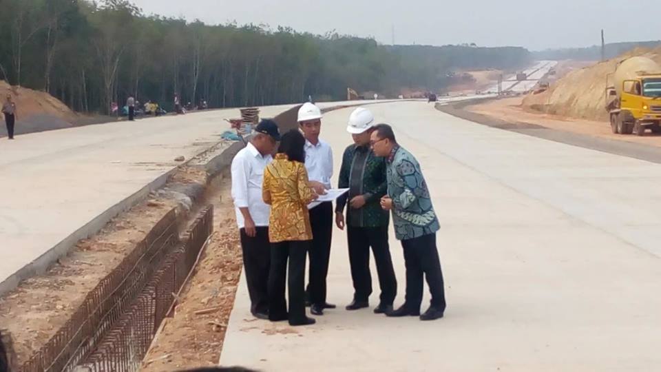 Presiden Jokowi Beserta Rombongan Meninjau Pembangunan Tol Sumatera (Seskab)