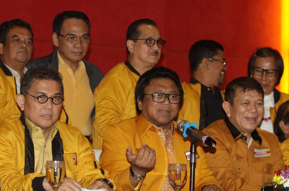 Ketua Umum Hanura Oesman Sapta Odang (OSO) bersama jajaran pengurus partainya (Foto: Geotimes)