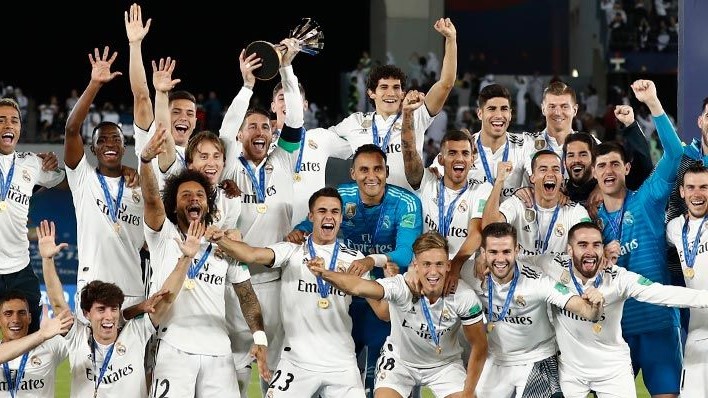 Madrid mengangkat trofi Piala Dunia Antar Klub untuk keempat kalinya (Foto: Real Madrid Official)