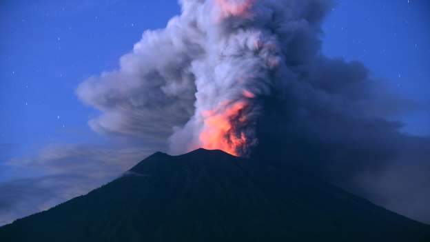 Gunung Agung, Bali, mengalami erupsi (Foto: Msn.com)