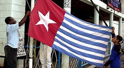 Mahasiswa Mengibarkan Bendera bintang kejora di Papua (Okezone.com)