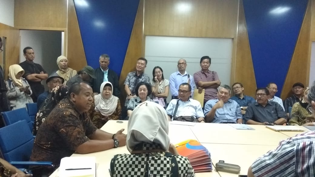 Warga Sentul City saat berdialog dengan Teguh P. Nugroho, Ketua Ombudsman Jakarta Raya melaporkan dugaan maladministrasi (law-justice.co/ Januari Husin)