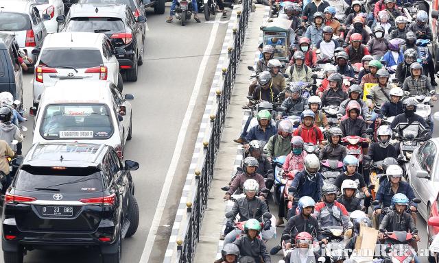 Pemprov DKI akan memwajibkan uji emisi terhadap sepeda motor dan mobil di Jakarta (pikiranrakyat.com)