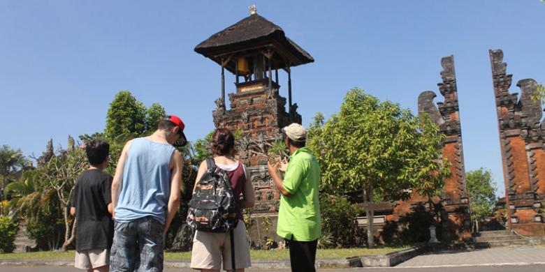Turis asing di Bali (foto: Kompas)