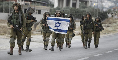 Tentara Israel lari dikejar warga Palestina (Foto: Sputnik International)