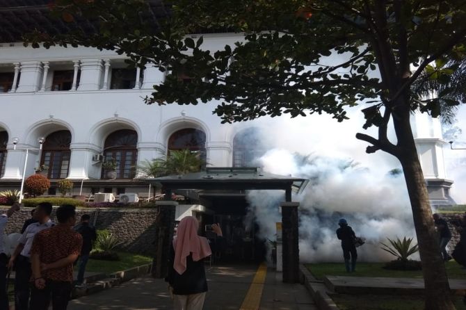Ilustrasi. Gedung Sate di Bandung diasapi (Foto: Jawapos)