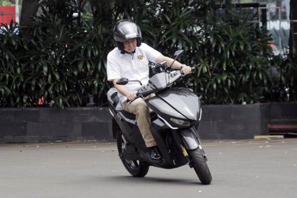 Menteri ESDM Ignasius Jonan mengendarai sepeda motor listrik Gesits (Garasindo Electric Scooter ITS) di halaman gedung Kementerian ESDM (Foto: Bisnis)