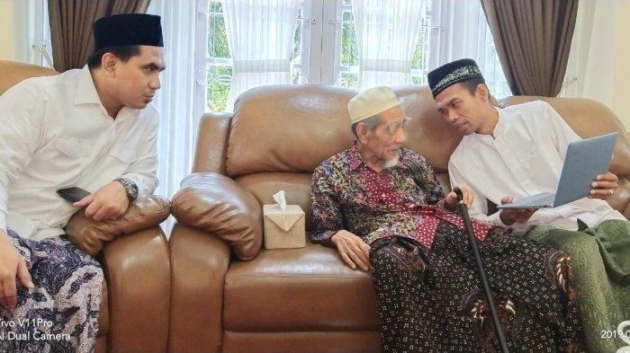 Pertemuan antara ulama karismatik Kiai Haji Maimoen Zubaer dengan Syekh Abdul Somad atau Ustad Abdul Somad (UAS). (Foto: Tribun)