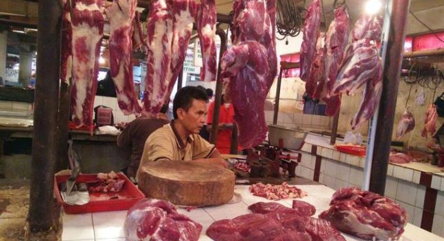 Penjual daging sapi di pasar. (Foto: Detik)
